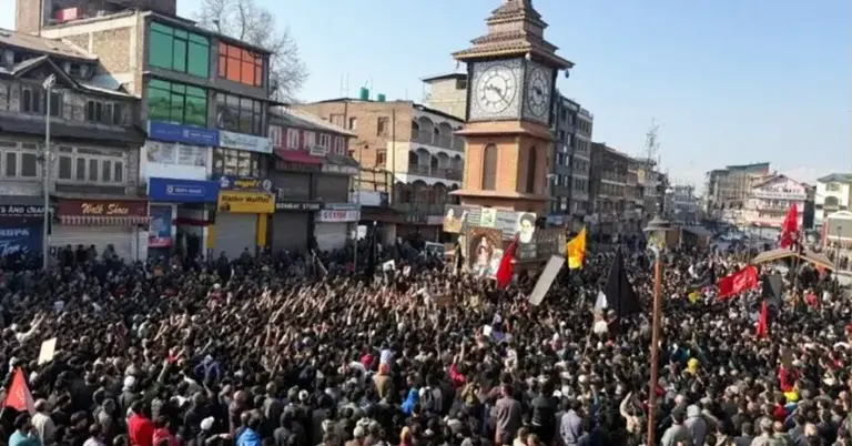 কাশ্মীরে হাজার হাজার মানুষের বিক্ষোভ